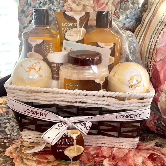 Brand New Vanilla Coconut Bath Set Gift Basket Gel Scrub Lotion Bath Bombs Salt - Picture 1 of 12